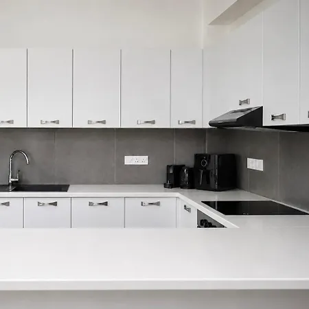 Timelessly Modern 1br In Old Town 니코시아